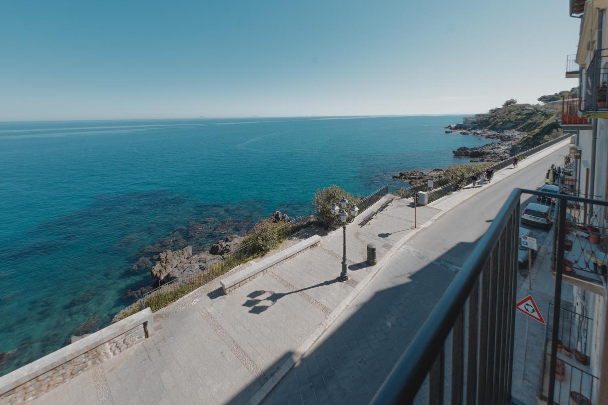 Tra La Rocca E Il Mare Di 切法卢 外观 照片